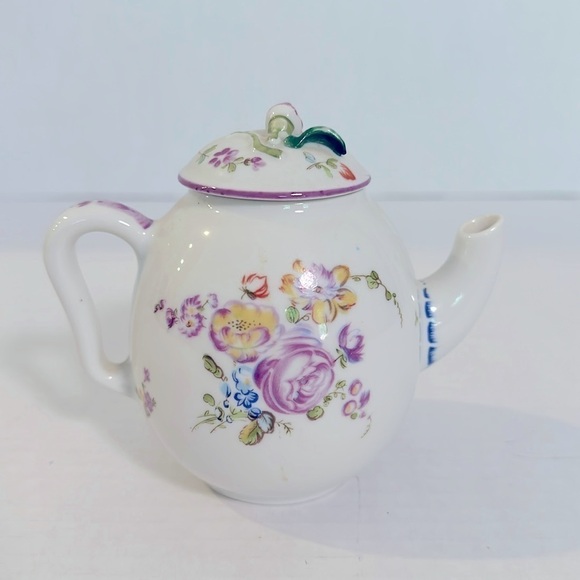 Vintage VIctoria and Albert Museum Mennecy 1985 Porcelain Mini Teapot 4" x 5" - Picture 1 of 5